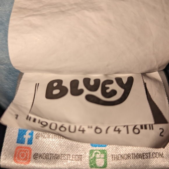 Set of three Bluey plush stuffed animals - two Bluey and one Bingo - Picture 11 of 11